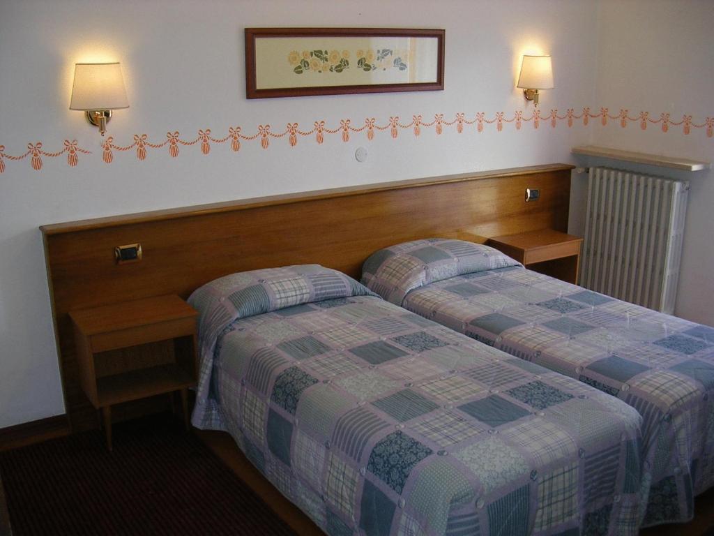 Hotel Rosalpina Riva del Garda Habitación foto